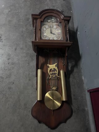 Reloj de pared antiguo de madera