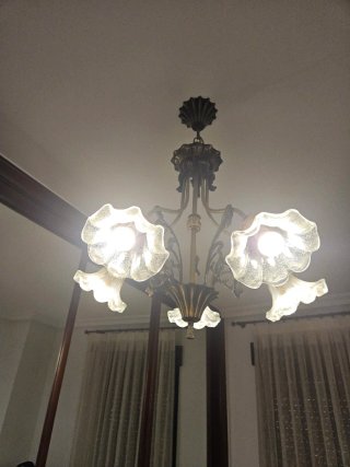 Lámpara colgante dorada con tulipas de cristal