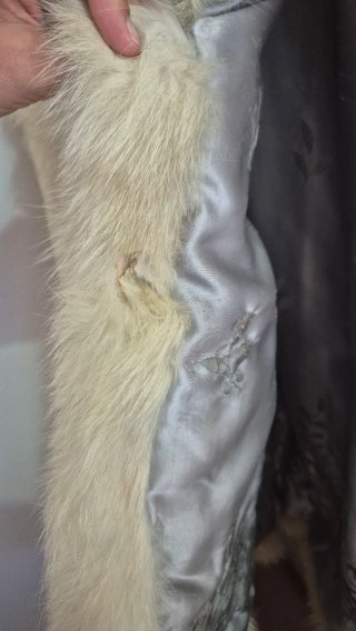 Abrigo de pelo de zorro beige y blanco