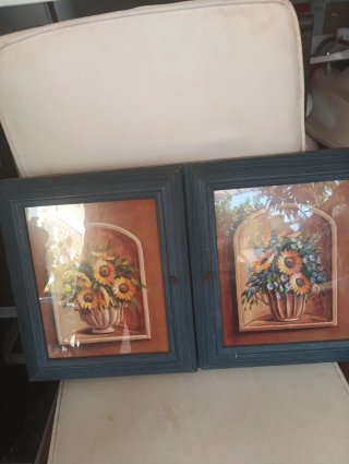 Armario con 2 puertas y cuadros de girasoles
