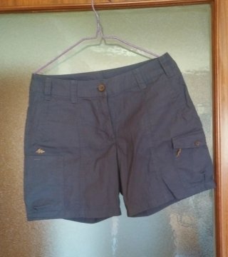 Pantalón corto trekking gris