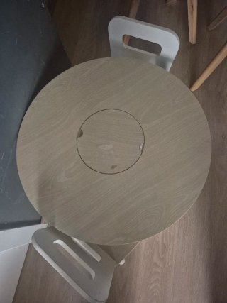 Mesa y sillas infantiles de madera