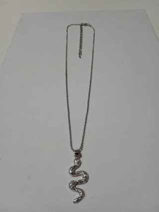 Collana colore argento con ciondolo serpente donna