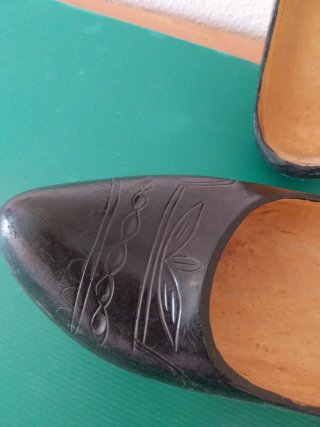 Par de madreñas de madera negras