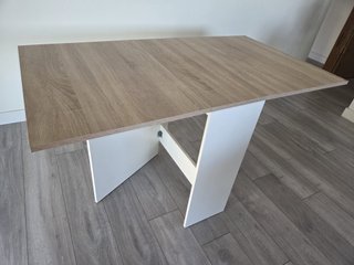 Mesa extensible comedor madera y blanco
