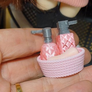 Miniatura Baño 1:6 - Cesta, Jabón, Dispensadores