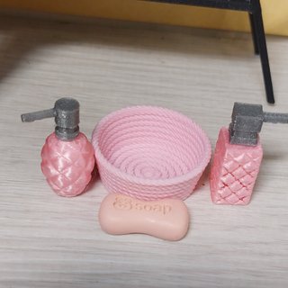 Miniatura Baño 1:6 - Cesta, Jabón, Dispensadores