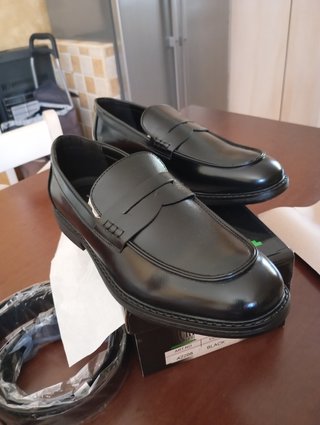 Scarpe uomo e cintura in vernice nuovi