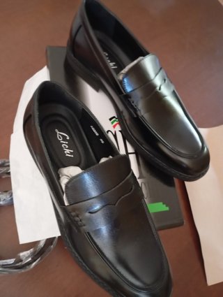 Scarpe uomo e cintura in vernice nuovi