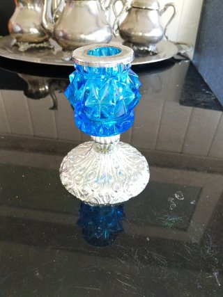 Elegante candelabro de cristal azul y metal