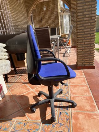 Silla de oficina azul y negra