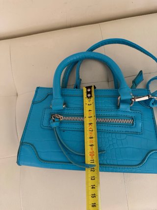 Borsa a mano azzurra effetto coccodrillo