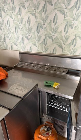 Nevera industrial con compartimento ingredientes