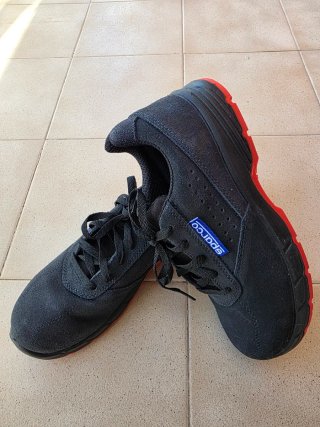 Zapatos de seguridad Sparco negros y rojos