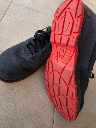 Zapatos de seguridad Sparco negros y rojos