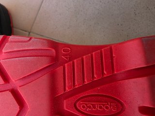 Zapatos de seguridad Sparco negros y rojos