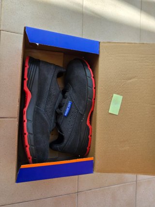 Zapatos de seguridad Sparco negros y rojos