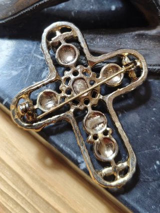 Spilla vintage croce smaltata perle