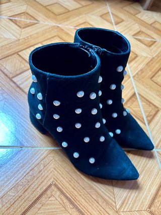 Botines negros con perlas blancas