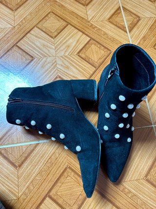 Botines negros con perlas blancas