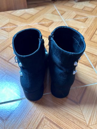 Botines negros con perlas blancas