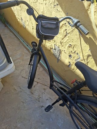 Bicicleta Negra con Cesta y Guardabarros