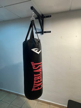 Saco Boxeo Everlast 32kg Negro + soporte de pared