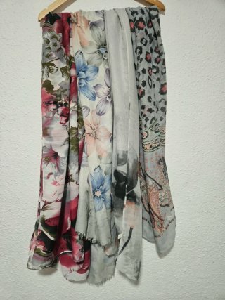 LOTE 4 BUFANDAS ESTAMPADAS