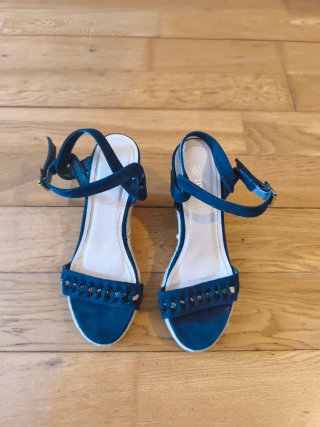 Sandalias de cuña azul marino con adornos talla 38