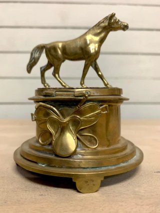 Tintero antiguo de latón con caballo y silla