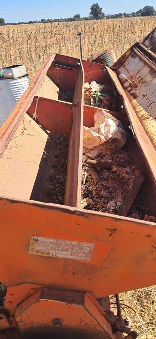Sembradora 17 botas de 2,65 metros 2 filas.