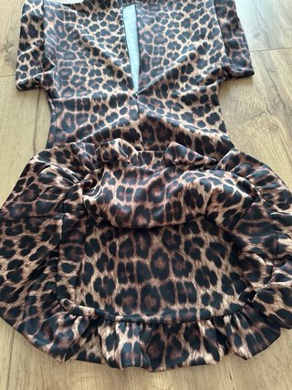 Vestito leopardato con balze