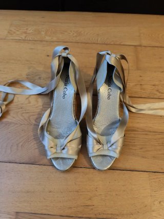 Sandalias Nuria Cobo doradas con lazo Talla 38
