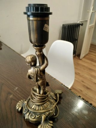 Lámpara de mesa antigua con figura de querubín