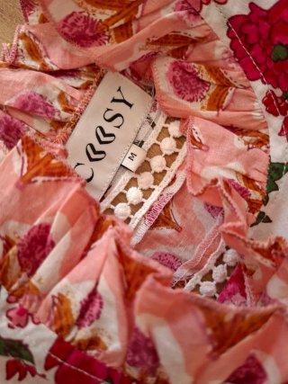 Vestido Jara Coosy floral rosa y rojo