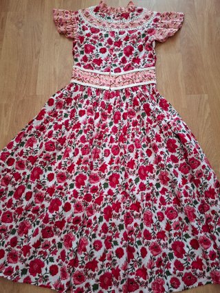 Vestido Jara Coosy floral rosa y rojo