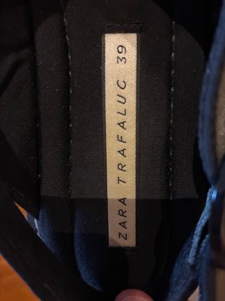 Sandalias plataforma Zara negras y verde oliva.