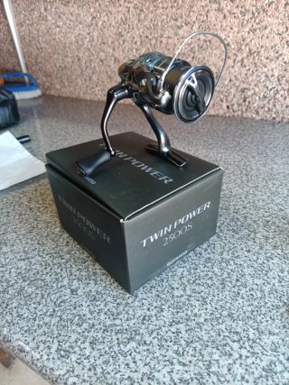 Carrete pesca  Shimano Twin Power 2500S