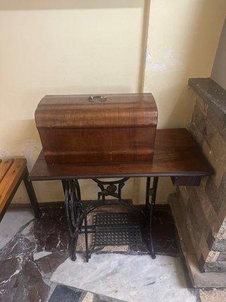 Máquina de coser antigua de madera y metal