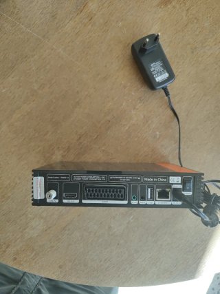 Decodificador TDT con adaptador de corriente