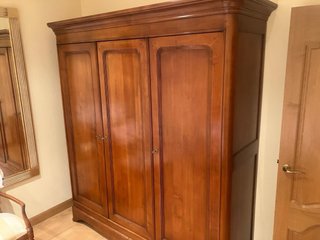 Mueble de madera con puertas y cajones