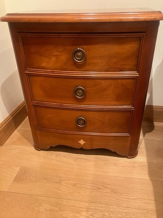Mueble de madera con puertas y cajones