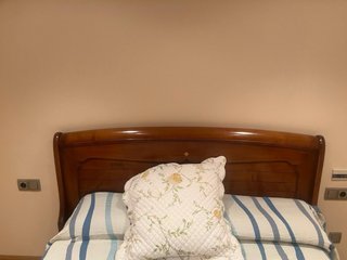 Mueble de madera con puertas y cajones