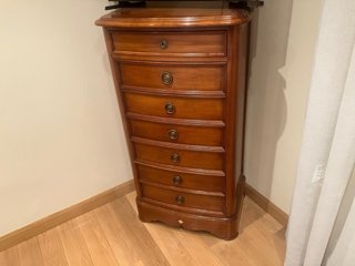 Mueble de madera con puertas y cajones