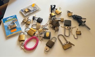 Lote de candados variados con llaves