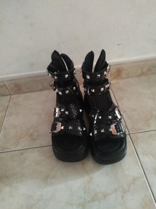 Sandalias plataforma con tachuelas