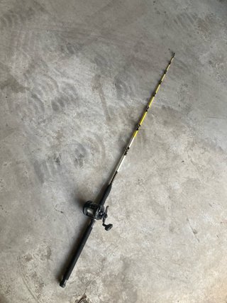 Caña y carrete de pesca curricán
