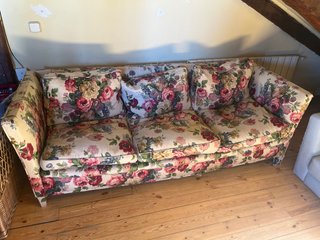 Sofá de tela floral y sofa bajo azul clarito