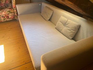 Sofá de tela floral y sofa bajo azul clarito