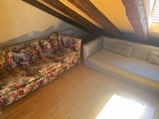 Sofá de tela floral y sofa bajo azul clarito